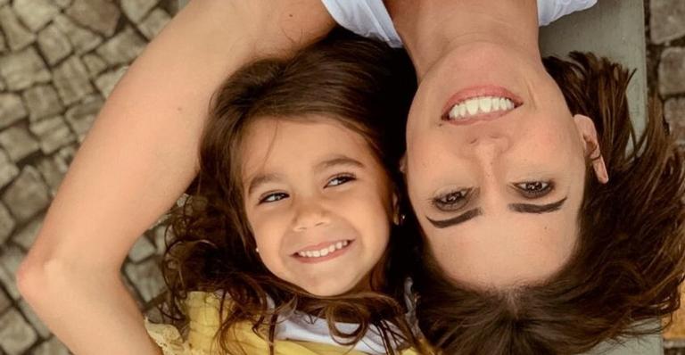 Deborah Secco faz declaração emocionante a Maria Flor e seguidores se derretem: ”Amor desmedido”