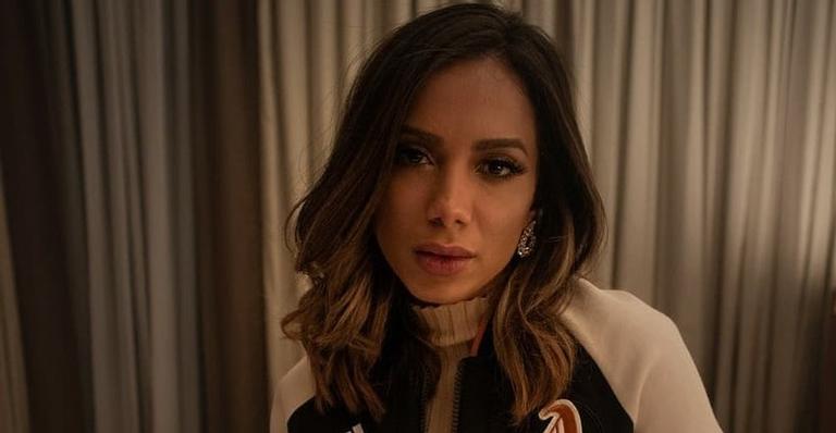 Anitta é pega no flagra admirando bumbum de dançarina durante show