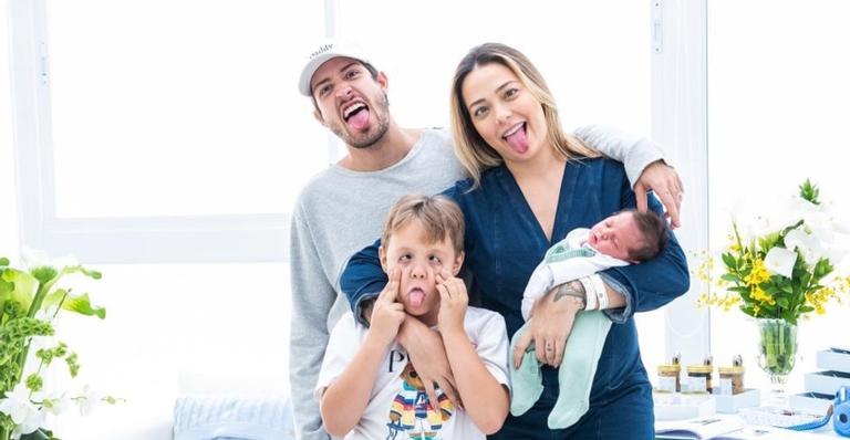Vinicius Martinez mostra rostinho do filho com Carol Dantas e brinca com a esposa