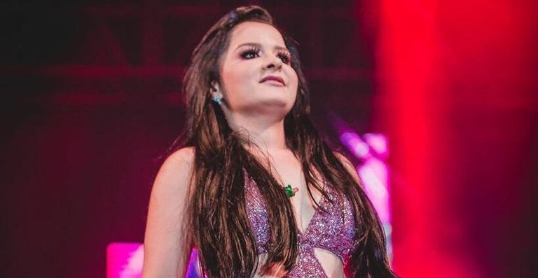 Maraísa ostenta cinturinha minúscula em modelito e impressiona com decote ousado nas costas