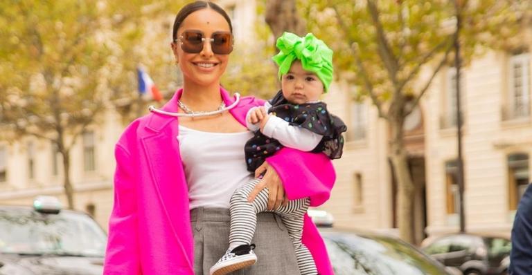 Zoe, filha de Sabrina Sato, usa mini bolsa de grife avaliada em mais de R$1000