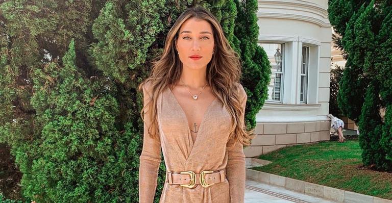 Gabriela Pugliesi coloca barriga chapada para jogo e impressiona internautas com corpo definido