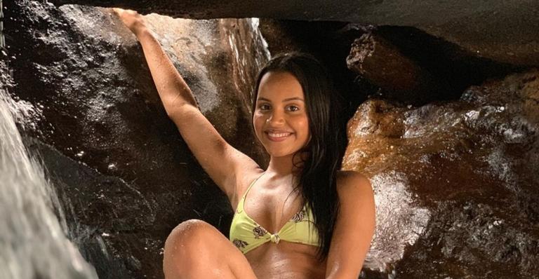 Uau! De batom vermelho, Gleici arranca suspiros da web: ”Me beija”