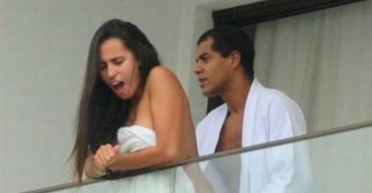 Eita! Marcello Melo Jr. faz a temperatura subir com morena misteriosa em sacada de hotel luxuoso
