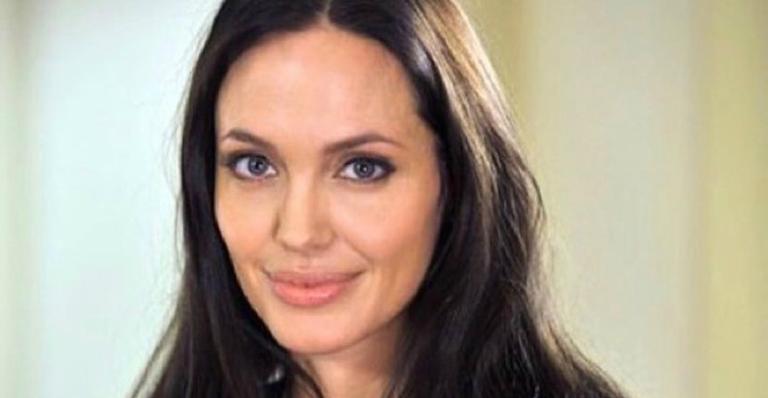 Angelina Jolie surpreende ao surgir ao lado de humorista brasileira. Veja quem é