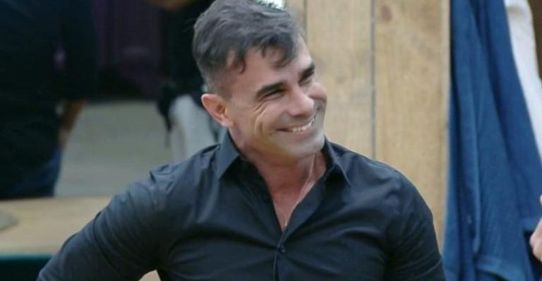 ‘A Fazenda’: Chega de boatos! Jorge Sousa é o novo participante do reality e já temos fotos dele dentro da casa