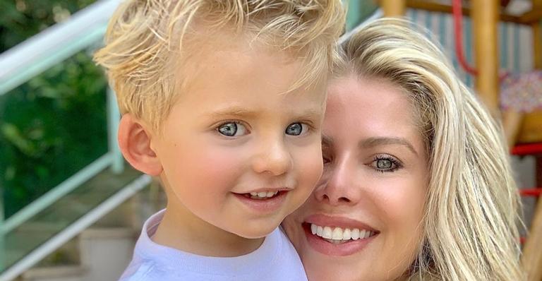 Karina Bacchi compartilha registro de momento com o filho, Enrico, e comenta: ”Morrendo de Saudades”
