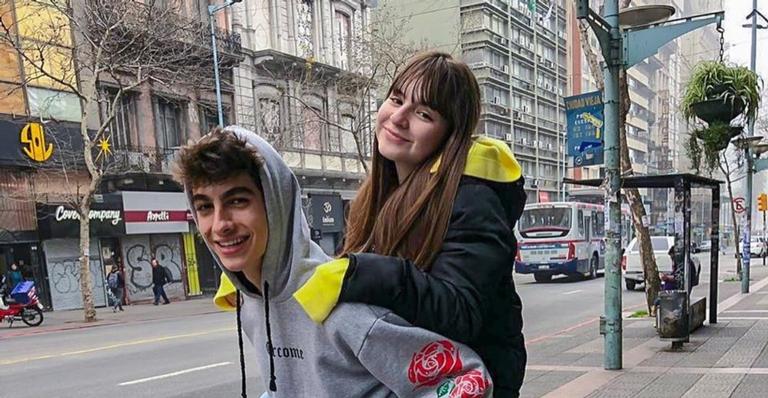 Aos 14 anos, protagonista de ‘As Aventuras de Poliana’, Sophia Valverde, curte viagem com o namorado