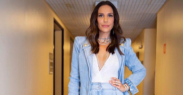 Loiríssima, Ivete Sangalo finge estar em caixa de Barbie e brinca: ”Adquira já a sua”