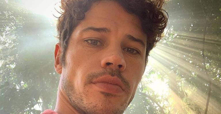 De sunga e com queimadura do sol, José Loreto é flagrado jogando futvôlei em praia do RJ