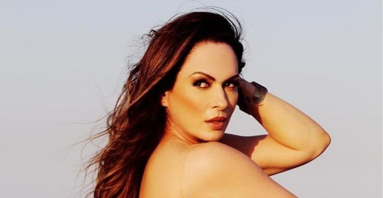 Núbia Oliiver posa sem roupa e provoca na legenda