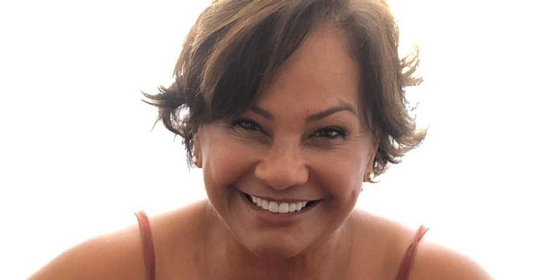 Solange Couto curte praia com maridão 30 anos mais jovem; veja