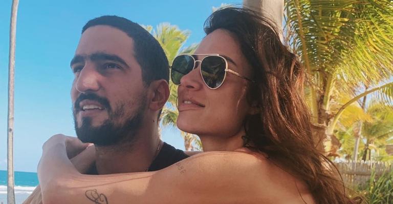 Prestes a subir no altar, Thaila Ayala curte dia de praia com o noivo Renato Góes e as amigas