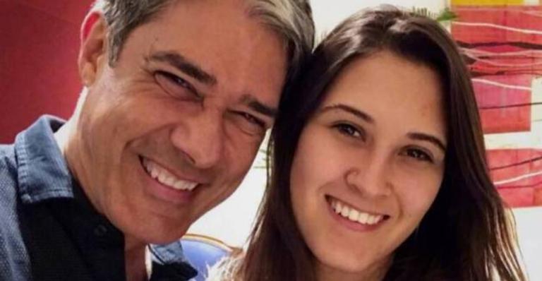Filha gata de William Bonner exibe presente de NY que recebeu do pai