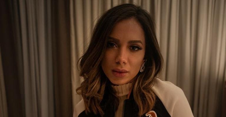 Anitta fala sobre beijar homens e mulheres e abre o jogo sobre sua relação com bailarina: ”Quando rola, rola”