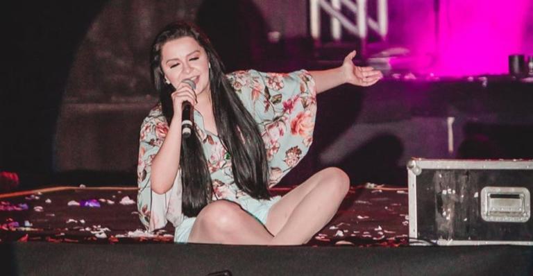 Maraisa puxa fã para cima do palco e, inesperadamente, jovem cai em cima da cantora