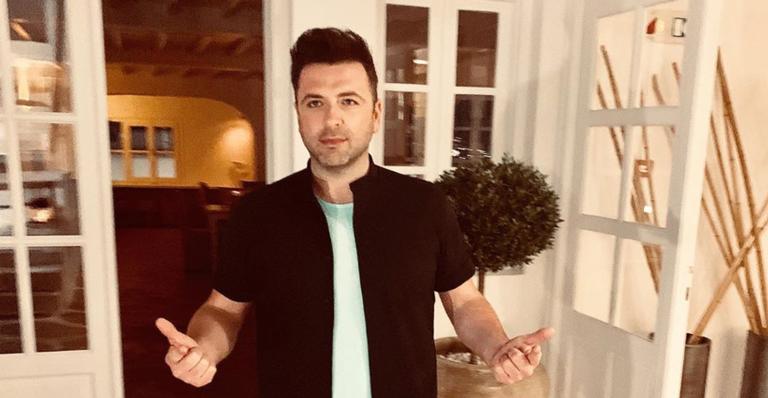 Cantor Mark Feehily anuncia nascimento de sua filha com o namorado Cailean O’Neill