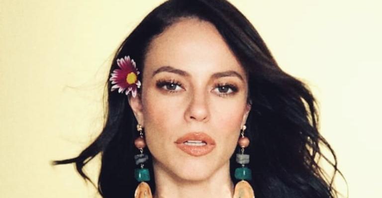 Loiríssima! Paolla Oliveira encanta seguidores com cabelo pintado em clique tirado na praia