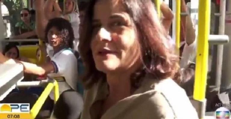 Ao vivo, repórter da TV Globo comete gafe e não consegue embarcar em ônibus por falta de crédito