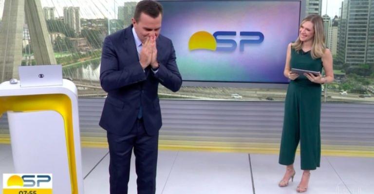 Ao vivo, Rodrigo Bocardi engasga de tanto rir durante ‘Bom Dia SP’ e se explica: ”Perdão, pessoal’