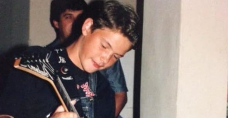 Você reconhece este guitarrista? 25 anos depois, ele é sucesso em ‘A Dona do Pedaço’