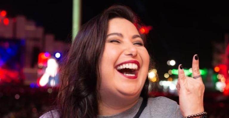 Mariana Xavier aparece com namorado novo em festival e diz: ”Hoje é dia de love, bebê!”