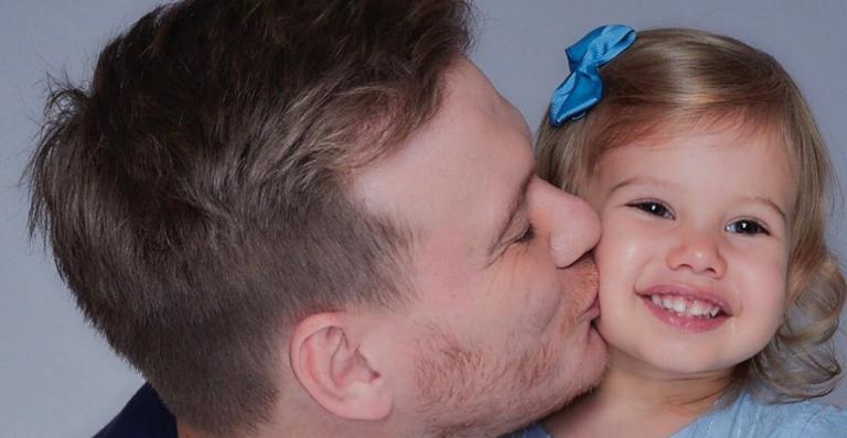Melinda, filha de Michel Teló, dá opinião sobre ‘The Voice’ e encanta web na final do programa