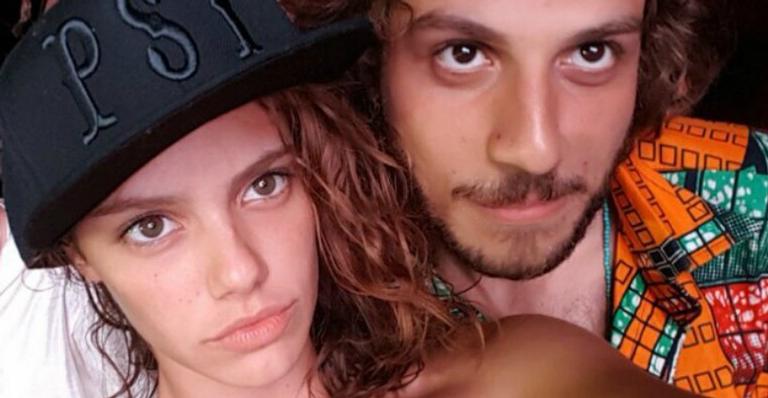 Perfeita! Grávida de Chay Suede, Laura Neiva põe o barrigão no sol em roupa de banho