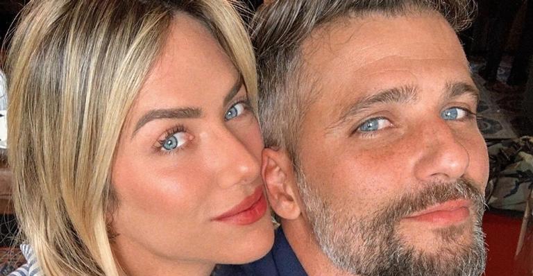 Bruno Gagliasso esquece sapato para o casamento de Thaila Ayala e aparece de tênis esportivo na igreja