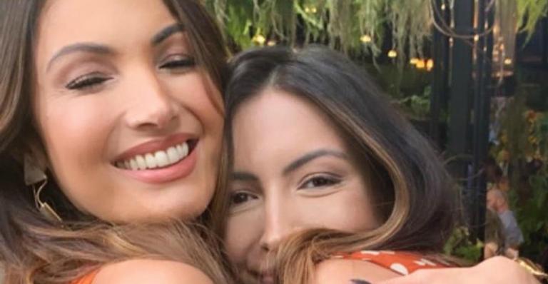 Gêmeas? Patrícia Poeta surge deslumbante ao lado da irmã e semelhança impressiona