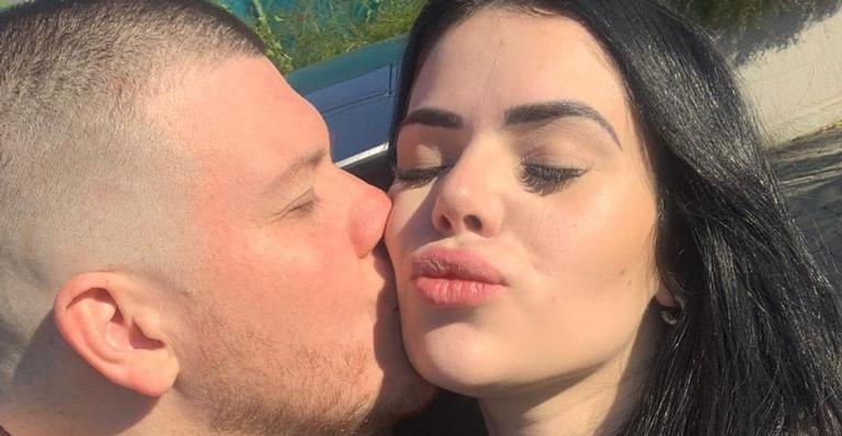 Ferrugem dá mordidinha sensual na esposa e internautas vão à loucura: ”Meta de casal”