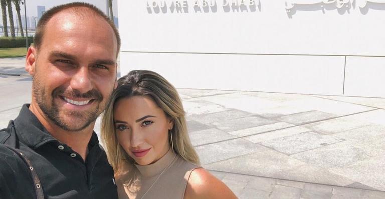 Esposa de Eduardo Bolsonaro surge com olhar estonteante em ida para academia: ”Nossa primeira dama”