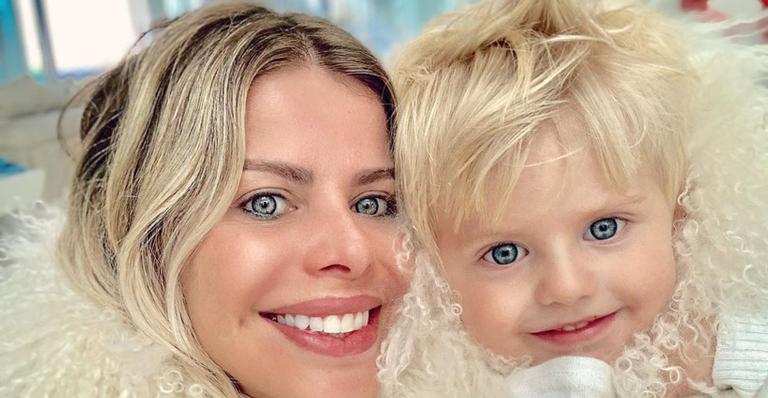 Enrico Bacchi, filho de Karina Bacchi, explodiu o fofuromêtro com homenagem de aniversário para a mamãe