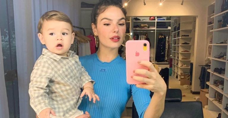 Gente como a gente! Isis Valverde surge de pijama, descabelada e sem maquiagem ao brincar com o filho, Rael