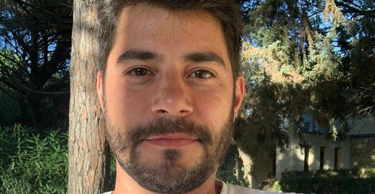 Indireta para o Padre Fábio de Melo? Evaristo Costa surge em Cambridge e dispara: ”Rio de lágrimas de algum invejoso por aí”