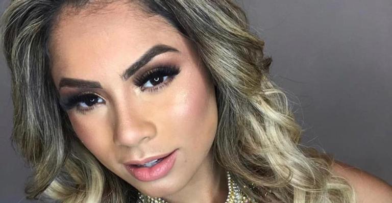 Com 10kg a menos, Lexa exibe cinturinha micro e barriga chapada em pijama estampado de oncinha