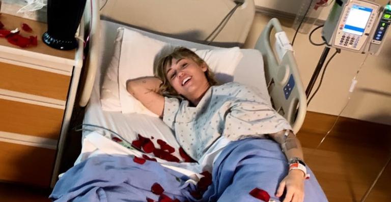 Um mês após divórcio, Miley Cyrus é hospitalizada e recebe visita do novo namorado
