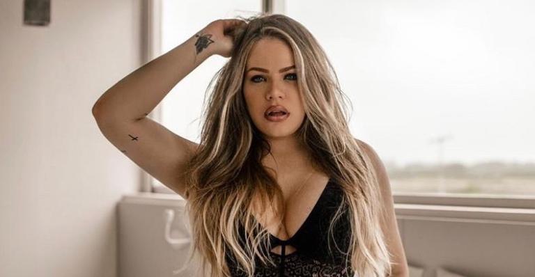 Ex-BBB Paulinha Leite provoca seguidores com clique com roupa de banho: ”Quem der ‘zoom’ vai morrer amanha”
