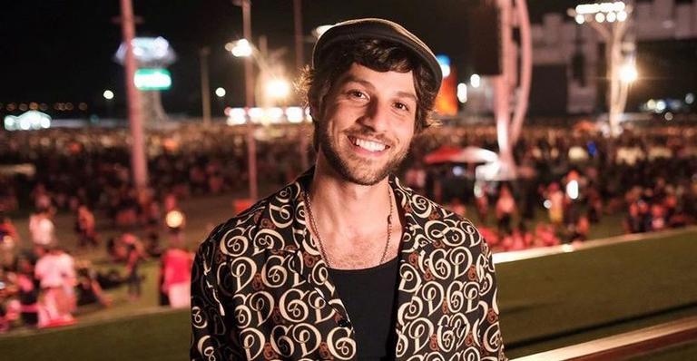 Chay Suede exibe bração musculoso em foto e impressiona fãs