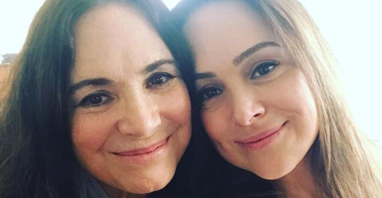 Regina Duarte passa dia com a filha, Gabriela Duarte, em instituição de caridade