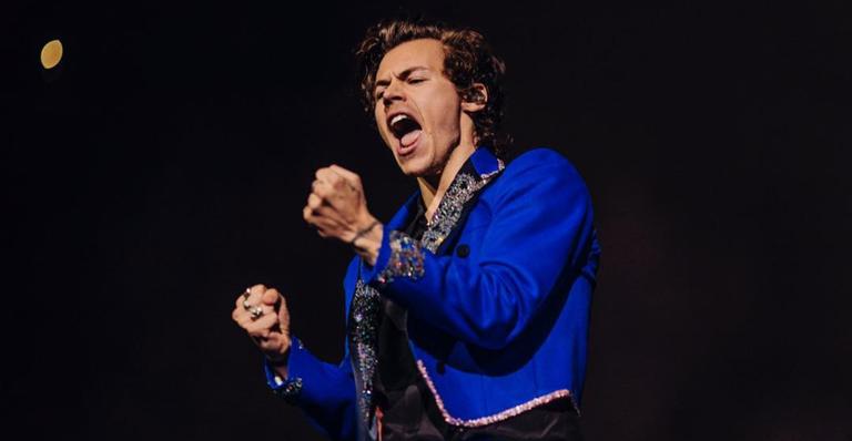 Sem tabus! Astro do pop, Harry Styles lança música que é denominada ”hino bissexual” pelos fãs