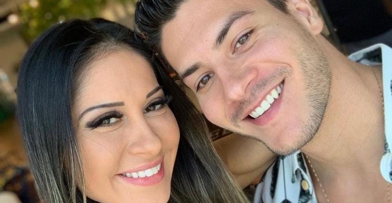 Ui! Mayra Cardi surge só de toalha e Arthur Aguiar se aproveita com mão boba