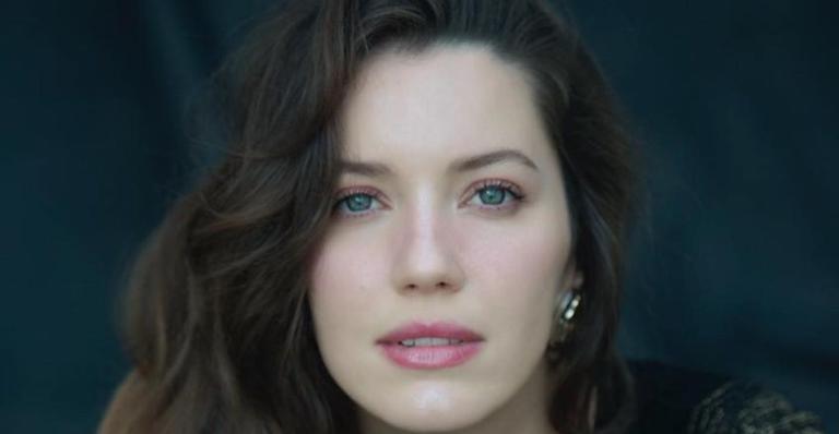 Nathalia Dill fica furiosa com companhia aérea ao ser retirada do vôo por sobrecarga