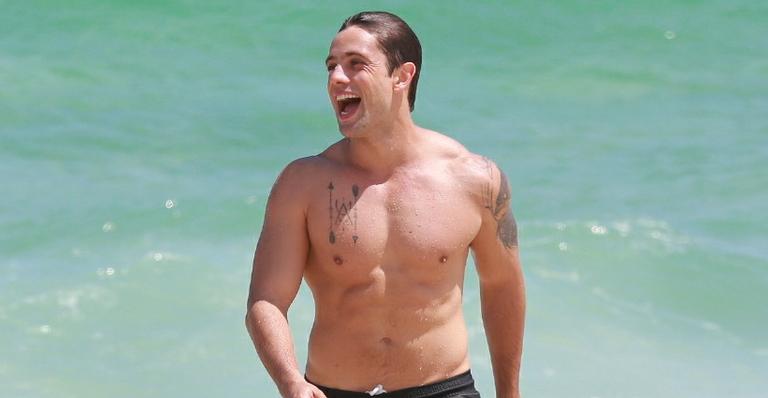 Sextou! Rafael Cardoso curte praia e é flagrado em momento inoportuno com mão dentro do shorts