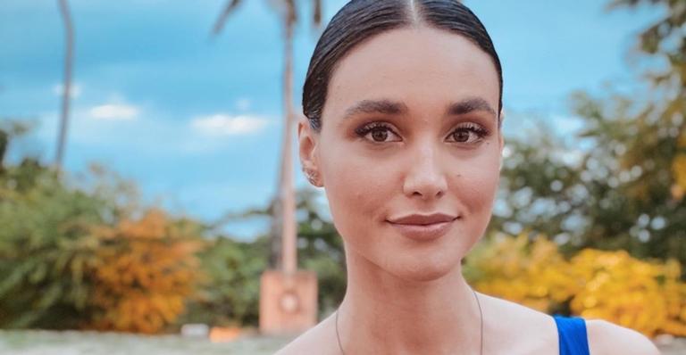Sexy! Débora Nascimento surge magérrima de biquíni fio dental e arranca suspiros da web