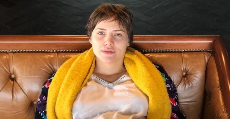 Barrigão lindo! Letícia Colin ganha paparico de atriz em dia de piscina