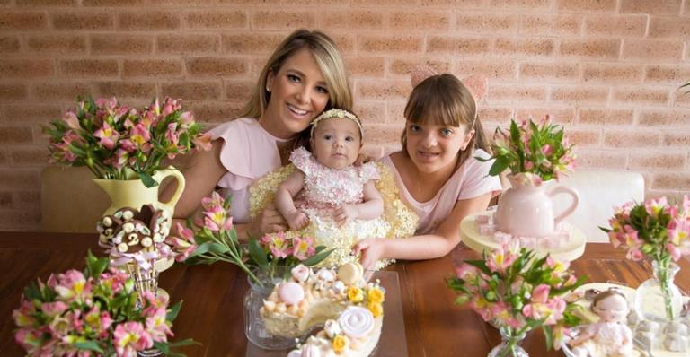 Ticiane Pinheiro compartilha momento de carinho entre as filhas Rafaella e Manuella: ”Meus maiores presentes da vida”