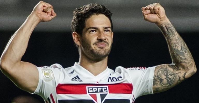 Alexandre Pato anuncia cura do câncer da irmã e comemora: ”Minha guerreira, fiquei muito feliz”