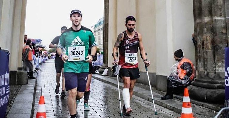 Atleta brasileiro que terminou a Maratona de Berlim 2019 de muleta relembra: ”Foram 400m só de aplauso”