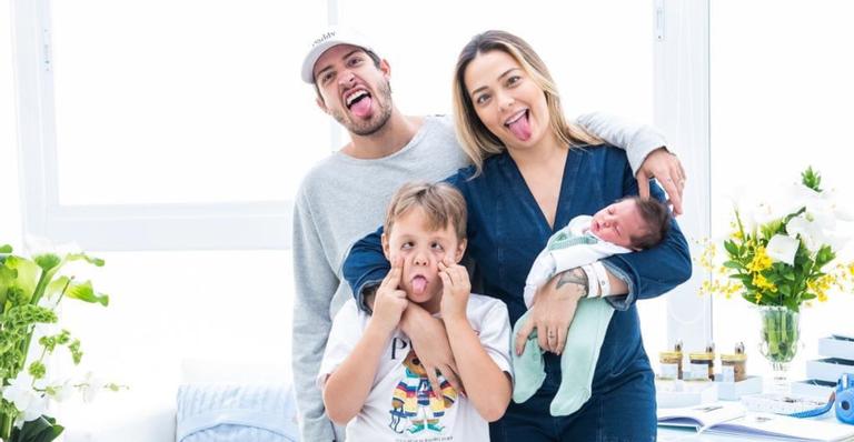 Vinicius Martinez celebra um mês do filho com Carol Dantas